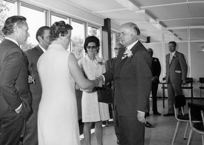 171508 Afbeelding van de aanwezigen tijdens de feestelijke opening van de verbouwde lijnwerkplaats van de N.S. te ...